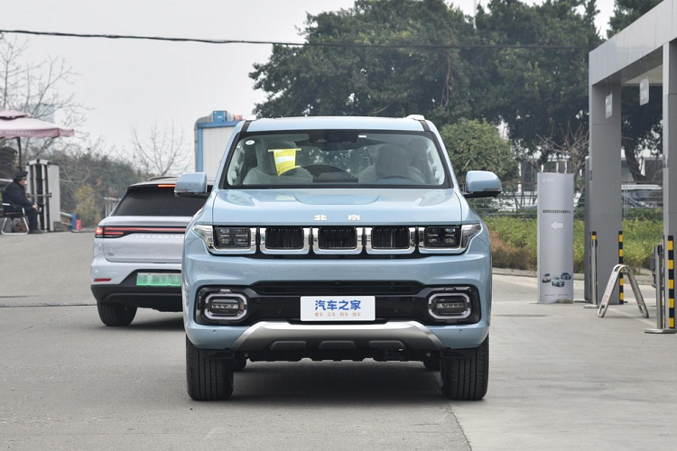 Vào tháng 6 năm ngoái, hãng xe Trung Quốc đã trình làng chiếc xe SUV cỡ trung Beijing BJ60 2022 với việc sẽ cạnh tranh trực tiếp cùng với Toyota Highlander hay Hyundai SantaFe. Điểm ấn tượng của mẫu xe này chính là việc thiết kế của xe "nhái" khá nhiều chi tiết của các mẫu xe Jeep hay Toyota Land Cruiser.