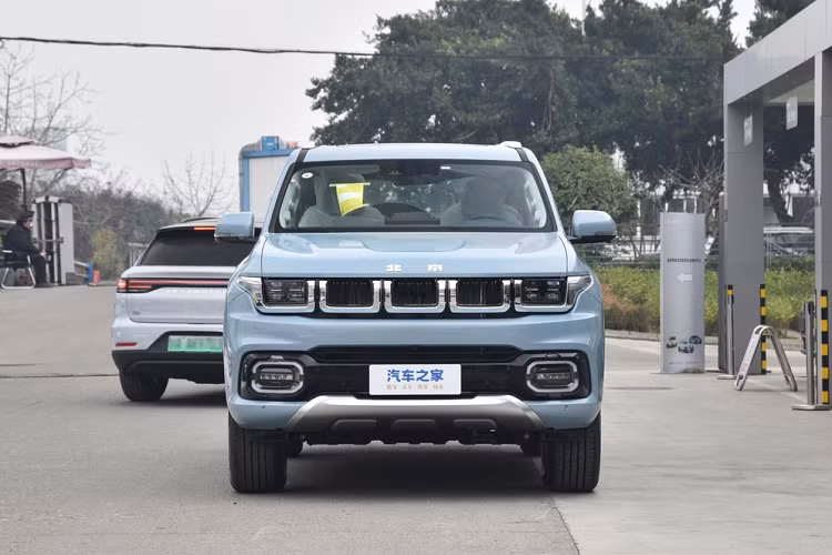 Vào tháng 6 năm ngoái, hãng xe Trung Quốc đã trình làng chiếc xe SUV cỡ trung Beijing BJ60 2022 với việc sẽ cạnh tranh trực tiếp cùng với Toyota Highlander hay Hyundai SantaFe. Điểm ấn tượng của mẫu xe này chính là việc thiết kế của xe "nhái" khá nhiều chi tiết của các mẫu xe Jeep hay Toyota Land Cruiser.