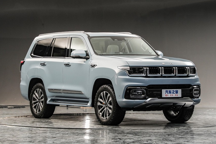 Tùy theo phiên bản mà Beijing BJ60 sẽ có tùy chọn la-zăng kích thước từ 18 inch đến 20 inch. Đằng sau xe Beijing BJ60 có cụm đèn hậu dựng dọc, bánh xe dự phòng được đặt ngay cửa khoang hành lý, mở ngang và sau cùng là cản sau khỏe khoắn.