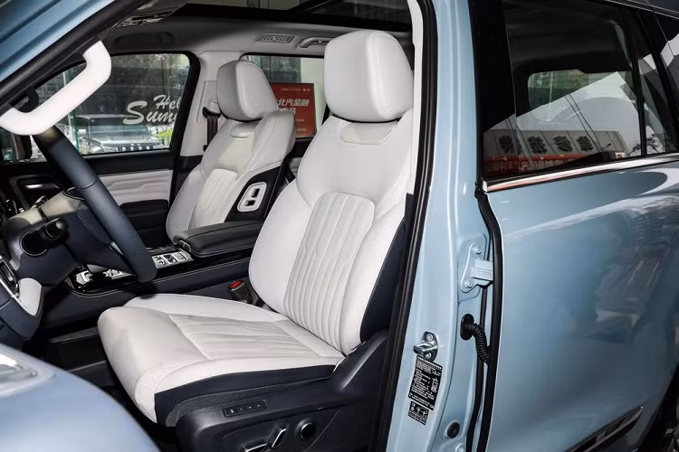 So với phiên bản rẻ tiền nhất, Beijing BJ60 Administrative Edition 2023 mới có thêm rèm gió bên, mờ khóa không cần chìa, điều khiển từ xa, radar đỗ xe phía trước, cửa sổ trời, giá nóc, định vị GPS, kết nối điện thoại di động, mạng có sẵn, điều khiển bằng giọng nói, ghế phụ chỉnh điện...