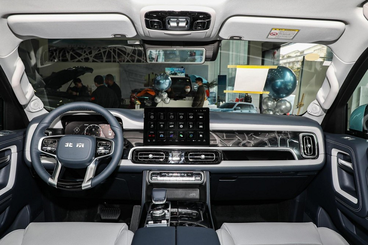 Cụ thể, giá xe Beijing BJ60 Administrative Edition từ 245.000 nhân dân tệ (tương đương 835 triệu đồng còn Beijing BJ60 Honor Edition được chào bán 276.800 nhân dân tệ (khoảng 943 triệu đồng). 5 phiên bản trước đó của Beijing BJ60 có giá từ 239.800 đến 285.800 nhân dân tệ.