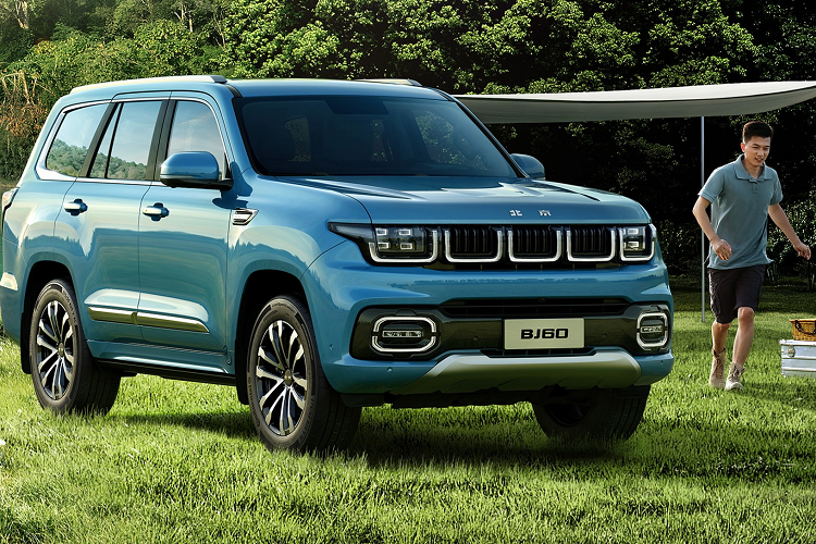 Nằm bên dưới nắp ca-pô của Beijing BJ60 Administrative Edition là hệ truyền động xăng 4 xi-lanh, tăng áp, dung tích 2.0L, riêng bản Honor Edition là hệ truyền động mild hybrid bao gồm động cơ xăng trên cùng với mô-tơ điện 48V.