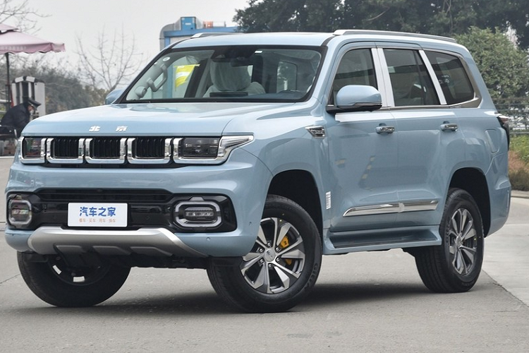 Tại thời điểm ra mắt, Beijing cho biết sẽ có 5 phiên bản BJ60 được bán ra thị trường. Đến nay, 1 số nguồn tin nội bộ từ Beijing truyền ra ngoài cho rằng, BJ60 đã bổ sung thêm 2 mẫu mới là Honor Edition và Administrative Edition, điều này đã khiến chiếc SUV cỡ trung có đến 7 bản khác nhau, giá bán các phiên bản chênh lệch không nhiều.
