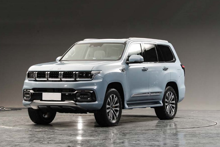 Mở cửa bước vào bên trong khoang lái, Beijing BJ60 gây ngạc nhiên vì được hoàn thiện nội thất rất cao cấp từ chất liệu da ở ghế ngồi, bảng điều khiển trung tâm đến các thiết kế khác.