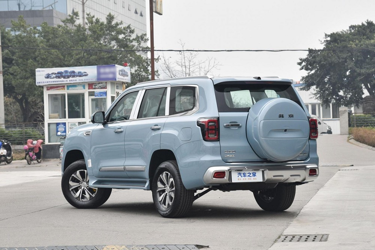 Ngoài những thay đổi trên, 2 phiên bản mới của Beijing BJ60 là Administrative Edition và Honor Edition vẫn sở hữu thiết kế vuông vước, lưới tản nhiệt được bao bọc bởi 4 thanh crôm hình chữ U, cụm đèn pha gồm 4 bóng LED cũng được bảo vệ bằng tấm ốp này. Phía dưới của Beijing BJ60 có hốc gió mới, 2 bên đèn sương mù LED siêu sáng.