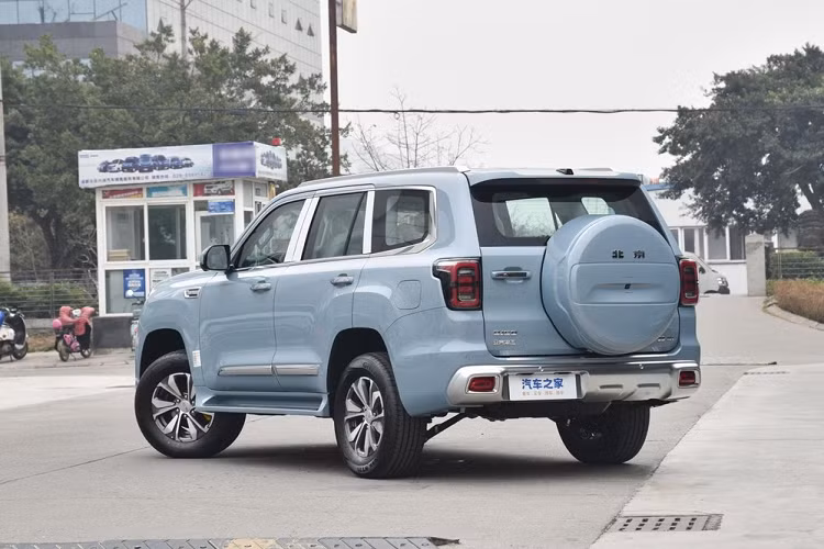 Ngoài những thay đổi trên, 2 phiên bản mới của Beijing BJ60 là Administrative Edition và Honor Edition vẫn sở hữu thiết kế vuông vước, lưới tản nhiệt được bao bọc bởi 4 thanh crôm hình chữ U, cụm đèn pha gồm 4 bóng LED cũng được bảo vệ bằng tấm ốp này. Phía dưới của Beijing BJ60 có hốc gió mới, 2 bên đèn sương mù LED siêu sáng.