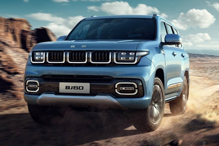 Xe có vô lăng 4 chấu và đằng sau là bảng đồng hồ kỹ thuật số LCD kích thước 10,25 inch, hệ thống giải trí của xe được gói gọn trong màn hình cảm ứng 12,8 inch và màn hình hiển thị thông tin kính lái HUD. Nằm giữa cụm điều hòa ngay dưới màn hình chính là nút khởi động của xe.