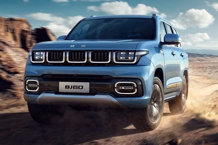 Xe có vô lăng 4 chấu và đằng sau là bảng đồng hồ kỹ thuật số LCD kích thước 10,25 inch, hệ thống giải trí của xe được gói gọn trong màn hình cảm ứng 12,8 inch và màn hình hiển thị thông tin kính lái HUD. Nằm giữa cụm điều hòa ngay dưới màn hình chính là nút khởi động của xe.