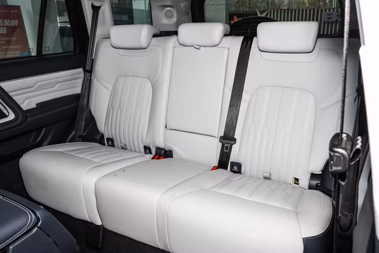 Tiếp đến là bản Honor Edition đã được rút gọn 1 số tính năng an toàn, nhờ đó, giá bán của xe xếp hạng thứ 5, xe giờ chỉ còn hệ thống AEB, phát hiện điểm mù và giữ làn đường, cảm biến lội nước, sưởi vô lăng, sạc không dây, nhớ ghế, sưởi ghế, thông gió ghế, massage ghế, đèn nội thất, nhớ gương chiếu hậu ngoài, điều hòa 3 vùng, v.v.