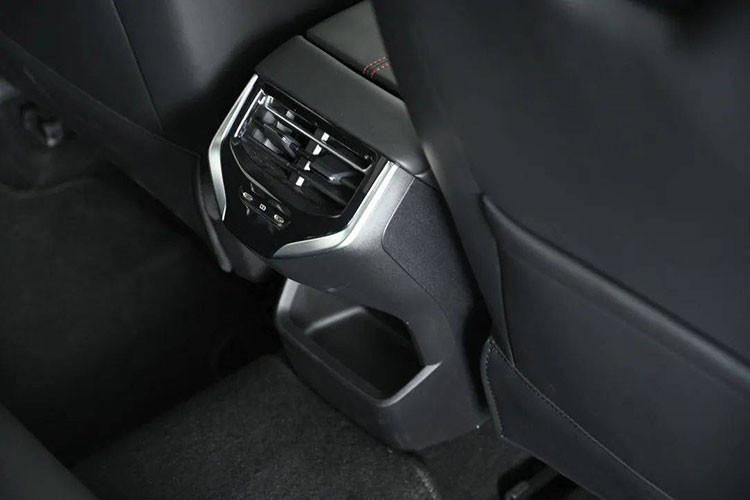 Ngoài ra, xe còn có các tính năng nổi bật khác như: hệ thống ghế ngồi được bọc da cao cấp với kiểu dáng thể thao ôm sát cơ thể người ngồi. Cửa sổ trời toàn cảnh dạng kép siêu lớn cho 2 hàng ghế mang tới không gian thoáng đãng trong xe.