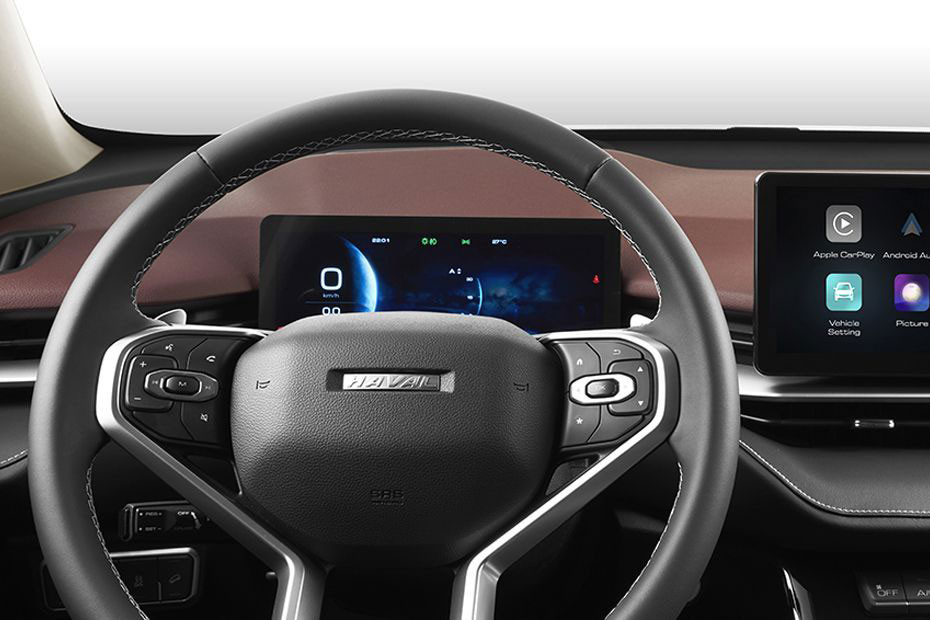 Về nội thất, chiếc xe Haval KuGou PHEV về cơ bản giống với phiên bản máy dầu và xăng, xe sử dụng bảng đồng hồ LCD toàn phần cùng với vô-lăng 3 chấu đa chức năng, trung tâm điều khiển trung tâm được trang bị màn hình hiển thị đa phương tiện dạng nổi và cụm đồng hồ thông minh.