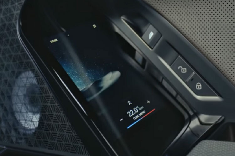 Sự đặc biệt còn được kể đến chính là màn hình Theater Screen 31 inch tùy chọn trên trần xe để hành khách phía sau giải trí, xem phim và dải cảm ứng Interaction Bar trên mặt táp-lô, vừa cung cấp đèn viền nội thất vừa hiển thị những nút bấm ảo để chỉnh nhiều tính năng của xe.