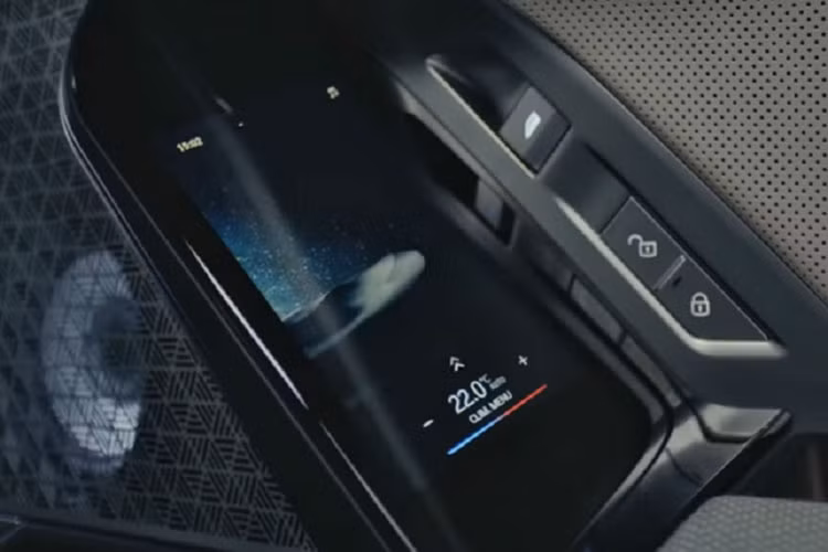 Sự đặc biệt còn được kể đến chính là màn hình Theater Screen 31 inch tùy chọn trên trần xe để hành khách phía sau giải trí, xem phim và dải cảm ứng Interaction Bar trên mặt táp-lô, vừa cung cấp đèn viền nội thất vừa hiển thị những nút bấm ảo để chỉnh nhiều tính năng của xe.