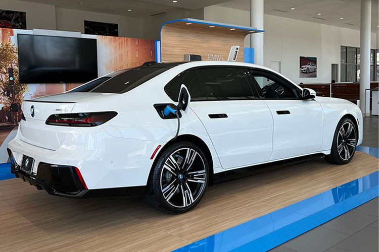 Tại Việt Nam, đối thủ cạnh tranh trực tiếp của BMW i7 2023 chạy điện là Mercedes-Benz EQS. Hiện tại, mẫu sedan thuần điện mang thương hiệu ngôi sao ba cánh được bán chính hãng với 2 phiên bản, đi kèm giá bán từ 4,839 - 5,959 tỷ đồng. 