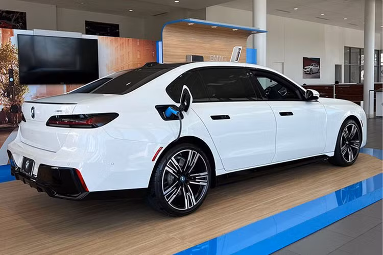 Tại Việt Nam, đối thủ cạnh tranh trực tiếp của BMW i7 2023 chạy điện là Mercedes-Benz EQS. Hiện tại, mẫu sedan thuần điện mang thương hiệu ngôi sao ba cánh được bán chính hãng với 2 phiên bản, đi kèm giá bán từ 4,839 - 5,959 tỷ đồng. 