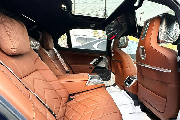 Mẫu xe điện hạng sang này có chiều dài lên đến 5.400 mm và chiều dài cơ sở 3.200 mm. Tuy nhiên, thể tích khoang hành lý của BMW i7 2023 chỉ dừng ở mức 501 lít thay vì 541 lít như 7-Series mới.