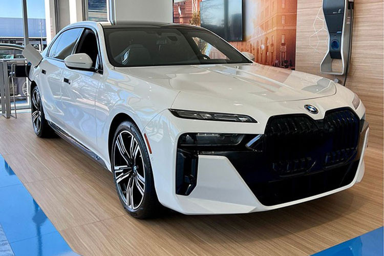 Hiện giá xe BMW i7 2023 tại Việt Nam chưa được hé lộ nhưng chắc chắn sẽ khá cạnh tranh trong phân khúc xe sang điện với đối thủ Mercedes-EQS. Được biết, BMW 7-Series 2023 khi ra mắt chính thức tại Việt Nam sẽ có 3 phiên bản là 740i, 760i và i7 là phiên bản thuần điện.