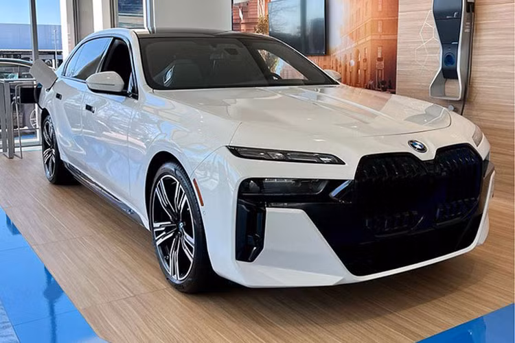 Hiện giá xe BMW i7 2023 tại Việt Nam chưa được hé lộ nhưng chắc chắn sẽ khá cạnh tranh trong phân khúc xe sang điện với đối thủ Mercedes-EQS. Được biết, BMW 7-Series 2023 khi ra mắt chính thức tại Việt Nam sẽ có 3 phiên bản là 740i, 760i và i7 là phiên bản thuần điện.