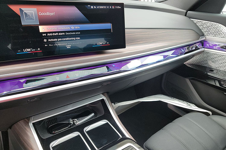 Khoang nội thất của BMW i7 thực sự toát lên vẻ xa hoa với rất nhiều loại vật liệu cao cấp, đi kèm thiết kế tuyệt đỉnh cũng như các trang bị hiện đại bậc nhất thế giới xe sang. Đáng chú ý là 2 màn hình gồm bảng đồng hồ và màn hình giải trí, thiết kế cong về phía người lái.