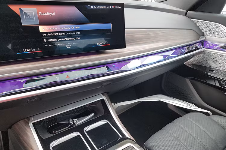 Khoang nội thất của BMW i7 thực sự toát lên vẻ xa hoa với rất nhiều loại vật liệu cao cấp, đi kèm thiết kế tuyệt đỉnh cũng như các trang bị hiện đại bậc nhất thế giới xe sang. Đáng chú ý là 2 màn hình gồm bảng đồng hồ và màn hình giải trí, thiết kế cong về phía người lái.