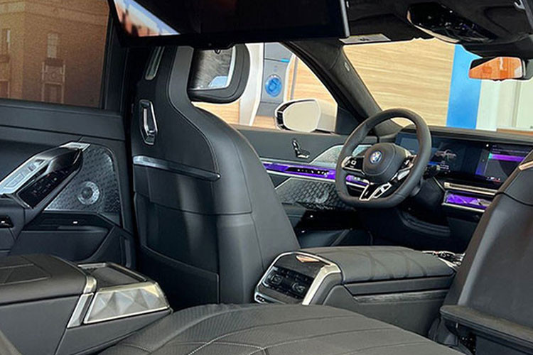 Ở thiết kế ngoại thất, BMW i7 hoàn toàn mới có cụm đèn pha vuông vức nằm dưới dải đèn LED chiếu sáng ban ngày sắc cạnh, thiết kế này đã gây tranh cãi rất nhiều. Tiếp đến là lưới tản nhiệt hình quả thận đã được mở rộng, ngoài ra là 1 thanh ngang hốc gió trước và 2 bên cản trước, có các thanh nẹp mạ crôm.