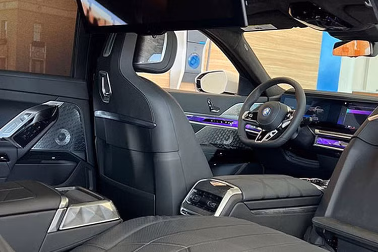 Ở thiết kế ngoại thất, BMW i7 hoàn toàn mới có cụm đèn pha vuông vức nằm dưới dải đèn LED chiếu sáng ban ngày sắc cạnh, thiết kế này đã gây tranh cãi rất nhiều. Tiếp đến là lưới tản nhiệt hình quả thận đã được mở rộng, ngoài ra là 1 thanh ngang hốc gió trước và 2 bên cản trước, có các thanh nẹp mạ crôm.