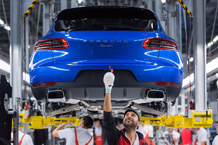 Porsche va Tesla dan dau ve so lan trieu hoi xe dinh loi-Hinh-2