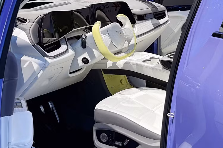 Được biết, mẫu xe ý tưởng Hồng Kỳ E202 đang trưng bày tại triển lãm ô tô Thượng Hải 2023, sẽ ra mắt bản thương mại vào năm sau sẽ được trang bị hệ thống khung gầm an toàn tiên tiến lái xe thông minh HAC...