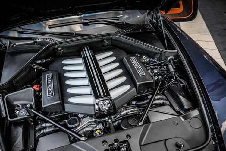 Động cơ kết hợp cùng hộp số tự động 8 cấp, nhờ đó, xe siêu sang mui trần Rolls-Royce Dawn chỉ mất thời gian 4,9 giây để tăng tốc từ vị trí xuất phát lên 100 km/h trước khi đạt vận tốc tối đa bị giới hạn điện tử ở con số 250 km/h.