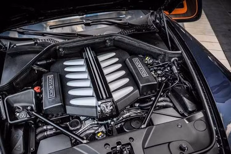 Động cơ kết hợp cùng hộp số tự động 8 cấp, nhờ đó, xe siêu sang mui trần Rolls-Royce Dawn chỉ mất thời gian 4,9 giây để tăng tốc từ vị trí xuất phát lên 100 km/h trước khi đạt vận tốc tối đa bị giới hạn điện tử ở con số 250 km/h.