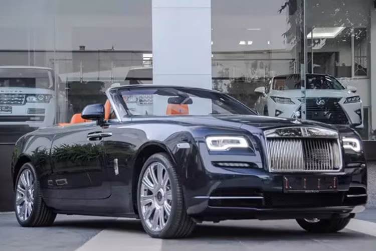 Khi ra mắt Dawn, hãng xe siêu sang Rolls-Royce cho biết đây là mẫu xe mui trần yên tĩnh nhất trên thế giới. Chiếc mui xếp mềm này mất khoảng thời gian 20 giây để đóng hoặc mở mui. Người lái có thể thực hiện việc đóng mui hay mở mui ngay khi xe Rolls-Royce Dawn đang chạy nhưng tốc độ phải dưới 50 km/h.