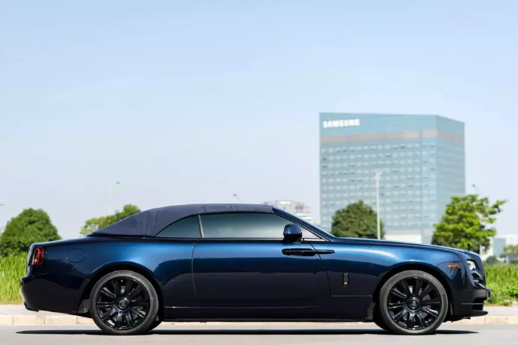 Tuy nhiên, giờ đây xe được phối sang màu đen tuyền, ngay cả nắp capô, logo hay bộ mâm cũng nhuộm màu tối, giống Rolls-Royce Dawn bản Black Badge. Khác với xe đầu tiên có nội thất màu cam Hermes rất thời trang, khoang lái của chiếc xe mui trần Rolls-Royce Dawn thứ 2 xuất hiện tại Việt Nam sở hữu màu trắng, cùng nhiều chi tiết sơn đen hay cả ốp gỗ.