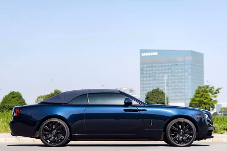 Tuy nhiên, giờ đây xe được phối sang màu đen tuyền, ngay cả nắp capô, logo hay bộ mâm cũng nhuộm màu tối, giống Rolls-Royce Dawn bản Black Badge. Khác với xe đầu tiên có nội thất màu cam Hermes rất thời trang, khoang lái của chiếc xe mui trần Rolls-Royce Dawn thứ 2 xuất hiện tại Việt Nam sở hữu màu trắng, cùng nhiều chi tiết sơn đen hay cả ốp gỗ.