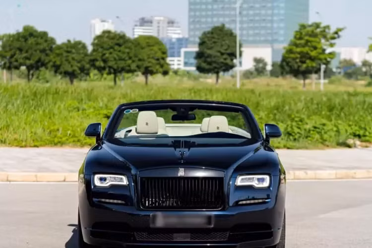 Trọng lượng của Rolls-Royce Dawn là 2.560 kg. Tương tự như các dòng xe mui trần của nhiều hãng, Rolls-Royce Dawn cũng bị cắt bớt khoang hành lý để làm chỗ chứa mui mềm của xe khi hạ xuống. Chiếc xe siêu sang Rolls-Royce Dawn thứ 2 xuất hiện tại Việt Nam nguyên bản có màu xanh cùng nắp capo sơn bạc, tạo điểm nhấn.