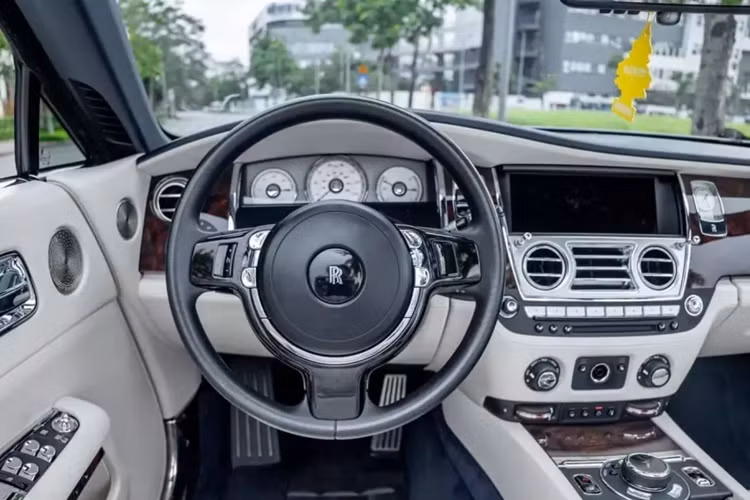 Đó là những thay đổi, và tổng thể, vẫn là kiểu dáng quen thuộc của nhà Rolls-Royce. Rolls-Royce Dawn được biết đến là phiên bản mui trần của Rolls-Royce Wraith, chiếc xe siêu sang mui trần này có kích thước tổng thể bao gồm chiều dài 5.296 mm, rộng 1.947 mm và cao 1.502 mm. Chiều dài trục cơ sở của xe đạt mức 3.112 mm.