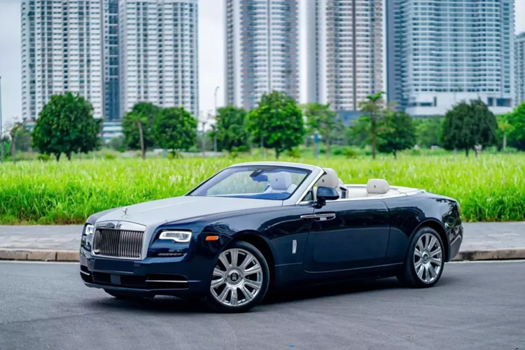 Tại triển lãm ô tô Frankfurt 2015, Rolls-Royce Motor Cars đã chính thức trình làng 1 mẫu xe chuyên biệt của dòng mui trần, mang tên gọi là Rolls-Royce Dawn mui trần thế hệ mới, về cơ bản, đây là phiên xe mui trần thứ 2 của hãng, chỉ sau Rolls-Royce Phantom Drophead Coupe.