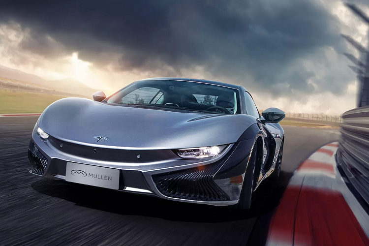 Biểu tượng chuồn chuồn đặt ở mũi xe và phần cản trước làm từ carbon hướng không khí vào bên trong bộ phận giải nhiệt. Cụm logo Mullen đặt phía sau. Khác với rất nhiều chiếc xe Trung Quốc, GT không sao chép rõ ràng thiết kế của bất kỳ thương hiệu nổi tiếng nào.