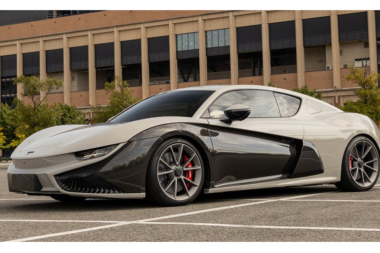 Các khoảng trống thân xe có thể hẹp hơn, nhưng GT không phải là nguyên mẫu thử nghiệm mà chúng ta mong đợi. Xe có màn hình cảm ứng lớn được thiết kế dọc có độ nghiêng về phía người lái, bảng điều khiển kỹ thuật số và cần số lớn được làm cong.