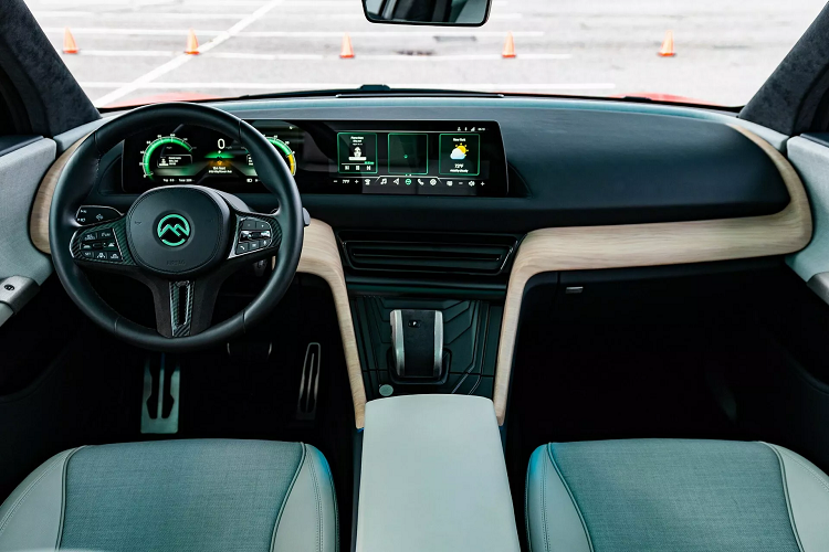 Mitchell Dyche – một kỹ sư với chiều cao hơn 1,9m vẫn ngồi thoải mái trong cabin nhỏ gọn của chiếc xe này. Anh ấy cũng yêu cầu mâm 19 inch, phanh Brembo và bộ lốp Pirelli P Zero. Mullen GT có tỷ lệ và kích thước của chiếc xe động cơ đặt giữa.