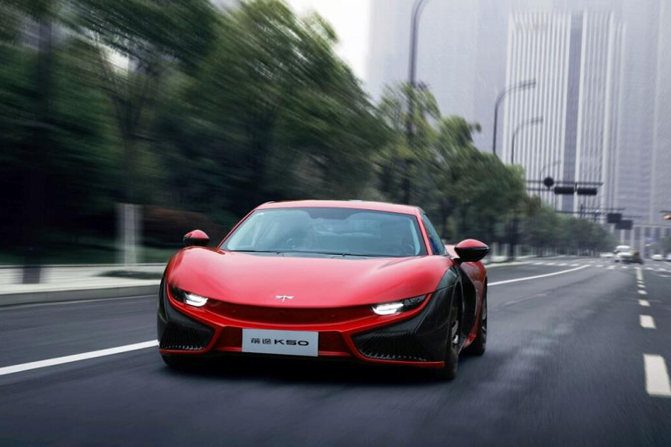 Có rất nhiều điều về Mullen mà chúng tôi không đi sâu vào chi tiết, bao gồm cả cách công ty được thành lập vào năm 2014 sau khi mua lại phần còn lại của Coda Automotive và sau đó cố gắng bán lại EV được đổi tên Trung Quốc của công ty đó thành Mullen 700e.