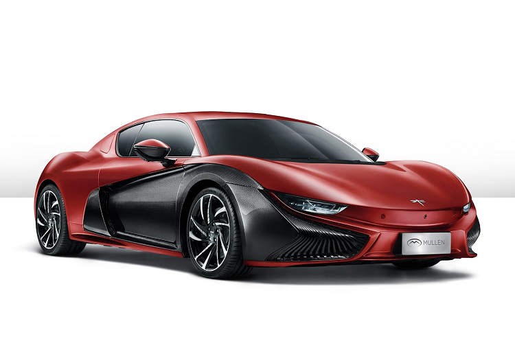 Hệ thống động cơ kép của Mullen GT hoạt động êm ái, hệ thống phanh tái sinh năng lượng hoạt động mượt mà, chuyển động của thân xe được kiểm soát và hệ thống lái có sức nặng tốt. Sức mạnh của Mullen GT sản sinh công suất 400 mã lực được gói gọn trong bộ khung nhôm cùng các bộ phận thân xe làm từ carbon.