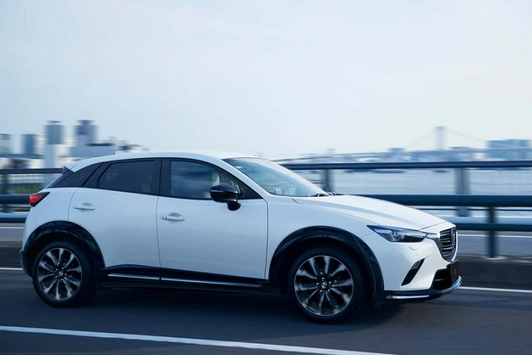 Tương tự ngoại thất, nội thất của Mazda CX-3 2024 phiên bản Vivid Monotone cũng có những điểm mới. Lấy cảm hứng từ đồ thể thao, nội thất của mẫu xe này có những chi tiết màu xám ánh xanh như mặt táp-lô và tapi cửa. Ghế của Mazda CX-3 Vivid Monotone 2024 được bọc bằng chất liệu da nhân tạo giống da lộn có tên Regane.