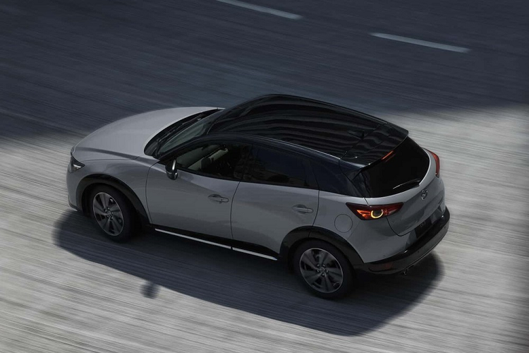 Theo hãng Mazda, chất liệu này có khả năng chống trượt, giúp giữ thân người ngồi tốt hơn. Trong khi đó, những khu vực thường xuyên cọ sát lúc lên/xuống xe được bọc bằng chất liệu da tổng hợp. Sự kết hợp giữa các chất liệu khác biệt trên ghế khiến nội thất của phiên bản Vivid Monotone thêm trẻ trung và phong cách.