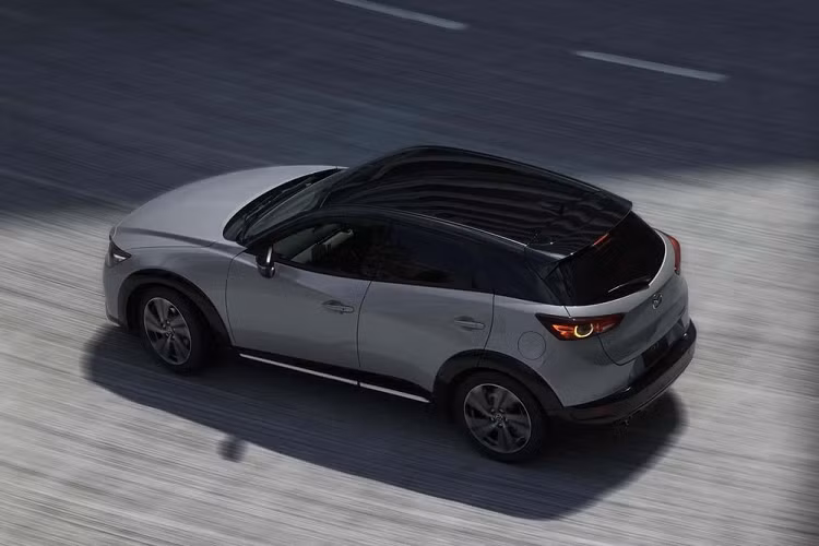 Theo hãng Mazda, chất liệu này có khả năng chống trượt, giúp giữ thân người ngồi tốt hơn. Trong khi đó, những khu vực thường xuyên cọ sát lúc lên/xuống xe được bọc bằng chất liệu da tổng hợp. Sự kết hợp giữa các chất liệu khác biệt trên ghế khiến nội thất của phiên bản Vivid Monotone thêm trẻ trung và phong cách.