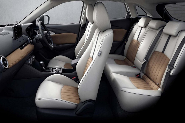 Bên cạnh hệ thống thông tin giải trí mới, mẫu SUV cỡ B này còn có thêm phiên bản Vivid Monotone đặc biệt. Phiên bản này tạo điểm nhấn khác biệt bằng viền mạ crôm màu đen hình đôi cánh bao quanh lưới tản nhiệt và vành nhôm 18 inch phay xước 2 màu mới. 