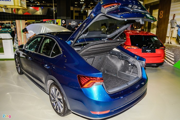 Phần cốp sau được mở rộng hơn hầu hết đối thủ. Khu vực khoang hành lý có thể tích 600 lít, mở rộng tối đa 1.555 lít.