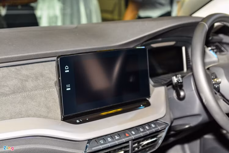 Trang bị nổi bật bên trong khoang lái có thể kể đến như màn hình giải trí 10 inch, sạc điện thoại không dây, điều hòa 2 vùng, đèn nội thất...
