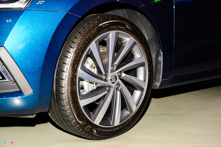 Skoda trang bị cho Octavia la-zăng 18 inch, ngoài ra còn có loại 19 inch cho phiên bản cao hơn. Trong phân khúc sedan hạng C hiện chỉ có Honda Civic RS dùng cỡ mâm tương tự Skoda Octavia bản tiêu chuẩn.