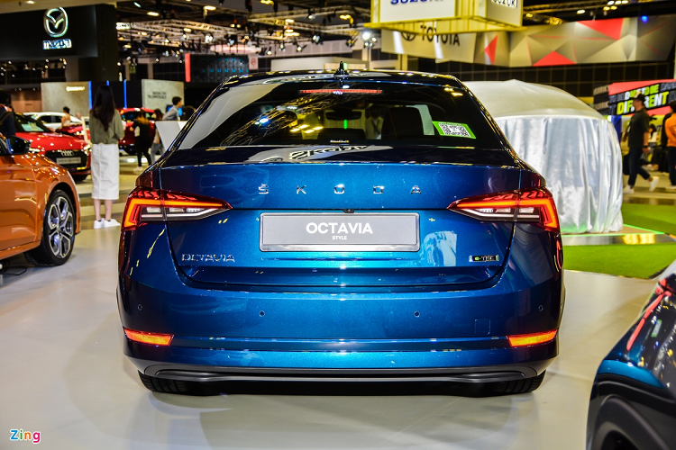 Có thể thấy Octavia lợi thế hơn những đối thủ tại Việt Nam khi có tùy chọn động cơ tăng áp 2.0L cũng như những công nghệ, tiện nghi đi kèm, tuy nhiên thương hiệu và giá bán sẽ ảnh hưởng không ít đến doanh số khi mẫu xe này được phân phối. Skoda Singapore phân phối Octavia sedan với 2 phiên bản là Style và RS, giá bán lần lượt 152.000 USD và 206.422 USD.