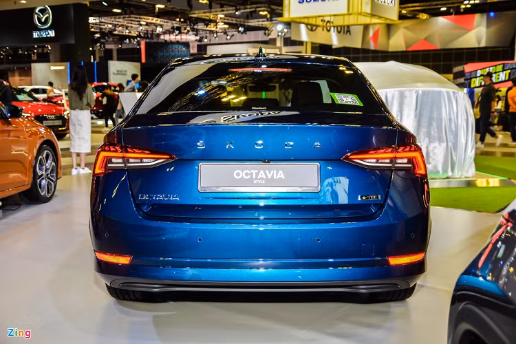 Có thể thấy Octavia lợi thế hơn những đối thủ tại Việt Nam khi có tùy chọn động cơ tăng áp 2.0L cũng như những công nghệ, tiện nghi đi kèm, tuy nhiên thương hiệu và giá bán sẽ ảnh hưởng không ít đến doanh số khi mẫu xe này được phân phối. Skoda Singapore phân phối Octavia sedan với 2 phiên bản là Style và RS, giá bán lần lượt 152.000 USD và 206.422 USD.